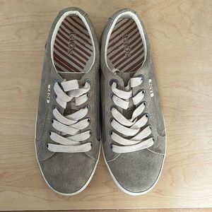 Taos women’s Star sneaker